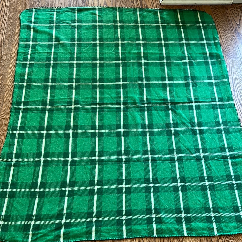 Mainstays Green and White throw Blanket